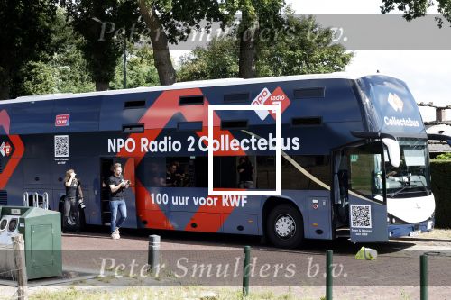 Blaricum 7 september 2022
Ruud de Wild en Gijs Staverman toeren met deRadio2 collectebus door nederland om geld op te halen voor het KWF. in Blaricum gingen ze bij ijssalon de HOOP langs.