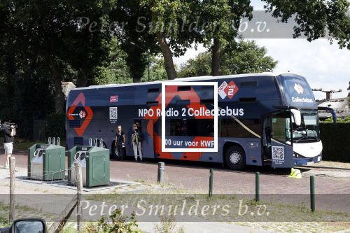 Blaricum 7 september 2022
Ruud de Wild en Gijs Staverman toeren met deRadio2 collectebus door nederland om geld op te halen voor het KWF. in Blaricum gingen ze bij ijssalon de HOOP langs.