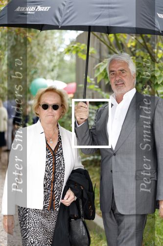 Amsterdam 15 september 2022
Kimberley Klaver en Michel v d Bergh trouwen bij het rijk van de keizer . Ze trouwen in de openlucht. Pieter Storms met zijn vrouw Nina Brink Storms