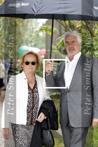 Amsterdam 15 september 2022
Kimberley Klaver en Michel v d Bergh trouwen bij het rijk van de keizer . Ze trouwen in de openlucht. Pieter Storms met zijn vrouw Nina Brink Storms