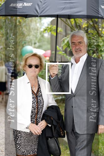 Amsterdam 15 september 2022
Kimberley Klaver en Michel v d Bergh trouwen bij het rijk van de keizer . Ze trouwen in de openlucht. Pieter Storms met zijn vrouw Nina Brink Storms