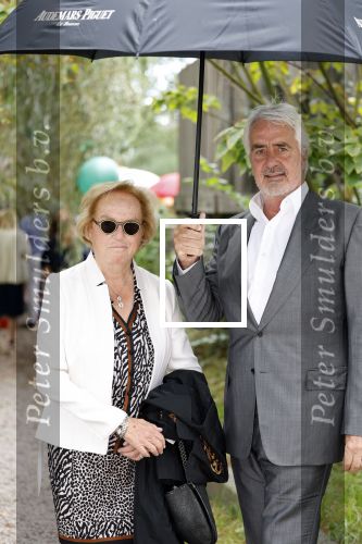 Amsterdam 15 september 2022
Kimberley Klaver en Michel v d Bergh trouwen bij het rijk van de keizer . Ze trouwen in de openlucht. Pieter Storms met zijn vrouw Nina Brink Storms