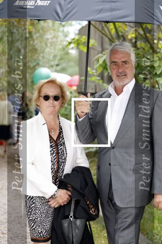 Amsterdam 15 september 2022
Kimberley Klaver en Michel v d Bergh trouwen bij het rijk van de keizer . Ze trouwen in de openlucht. Pieter Storms met zijn vrouw Nina Brink Storms