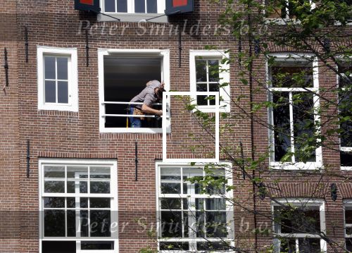 Amsterdam 1 augustus 2022
Het nieuwe huis van prinses Amalia wordt helemaal verbouwd . Er zijn nu ook veiligheids camera\'s opgehangen . Grachtenpand.