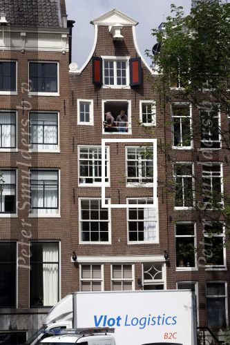 Amsterdam 1 augustus 2022
Het nieuwe huis van prinses Amalia wordt helemaal verbouwd . Er zijn nu ook veiligheids camera\'s opgehangen . Grachtenpand.