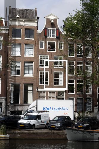 Amsterdam 1 augustus 2022
Het nieuwe huis van prinses Amalia wordt helemaal verbouwd . Er zijn nu ook veiligheids camera\'s opgehangen . Grachtenpand.