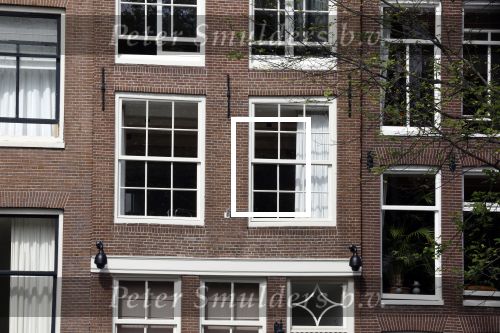 Amsterdam 1 augustus 2022
Het nieuwe huis van prinses Amalia wordt helemaal verbouwd . Er zijn nu ook veiligheids camera\'s opgehangen . Grachtenpand.