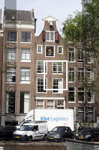 Amsterdam 1 augustus 2022
Het nieuwe huis van prinses Amalia wordt helemaal verbouwd . Er zijn nu ook veiligheids camera\'s opgehangen . Grachtenpand.