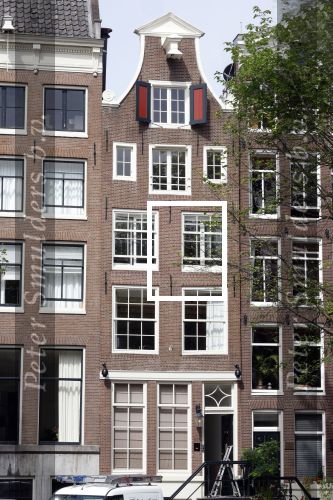 Amsterdam 1 augustus 2022
Het nieuwe huis van prinses Amalia wordt helemaal verbouwd . Er zijn nu ook veiligheids camera\'s opgehangen . Grachtenpand.