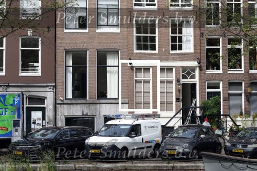 Amsterdam 1 augustus 2022
Het nieuwe huis van prinses Amalia wordt helemaal verbouwd . Er zijn nu ook veiligheids camera\'s opgehangen . Grachtenpand.
