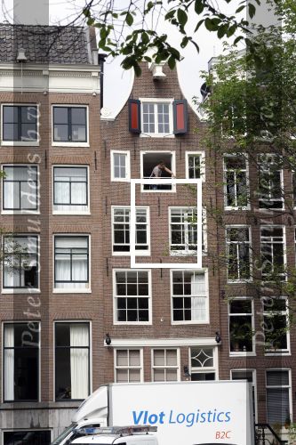 Amsterdam 1 augustus 2022
Het nieuwe huis van prinses Amalia wordt helemaal verbouwd . Er zijn nu ook veiligheids camera\'s opgehangen . Grachtenpand.