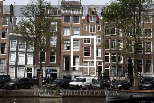 Amsterdam 1 augustus 2022
Het nieuwe huis van prinses Amalia wordt helemaal verbouwd . Er zijn nu ook veiligheids camera\'s opgehangen . Grachtenpand.
