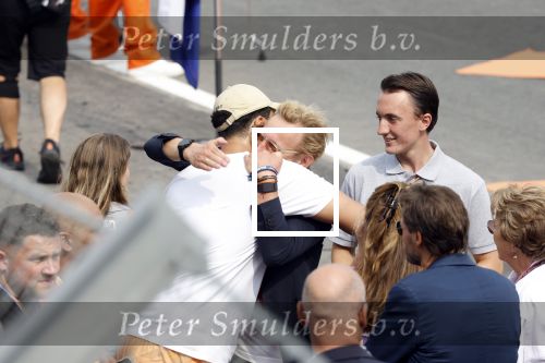 Zandvoort 4 september 2022
Afrojack ( Nick v d Wall) draait op de nederlandse F1 Grand Prix op circuit Zandvoort.
Afrojack met Prins Bernhard jr Prinses Annette en Prinses Margriet