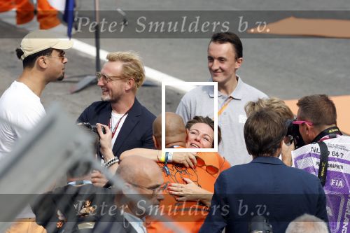 Zandvoort 4 september 2022
Afrojack ( Nick v d Wall) draait op de nederlandse F1 Grand Prix op circuit Zandvoort.
Afrojack met Prins Bernhard jr Prinses Annette en Prinses Margriet