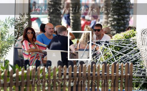 Spanje 4 augustus 2022
Andre Hazes viert vakantie in Spanje met zijn moeder tante en neven. De tattoo 1212 is bijna weg gelaserd .
