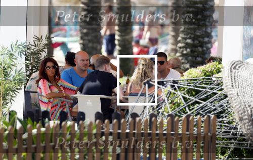 Spanje 4 augustus 2022
Andre Hazes viert vakantie in Spanje met zijn moeder tante en neven. De tattoo 1212 is bijna weg gelaserd .