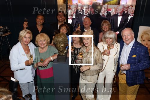 Den Haag 2 september 2022
Onthulling beeld Anneke Gronloh in de schouwburg van Den Haag . Ria Valk Tineke de Nooij Conny Vink Willeke Alberti Bart Peeters Sjors v d Panne Ronnie Tober en Wieteke v Dort