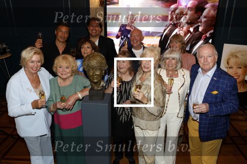 Den Haag 2 september 2022
Onthulling beeld Anneke Gronloh in de schouwburg van Den Haag . Ria Valk Tineke de Nooij Conny Vink Willeke Alberti Bart Peeters Sjors v d Panne Ronnie Tober en Wieteke v Dort