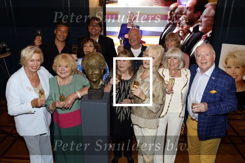 Den Haag 2 september 2022
Onthulling beeld Anneke Gronloh in de schouwburg van Den Haag . Ria Valk Tineke de Nooij Conny Vink Willeke Alberti Bart Peeters Sjors v d Panne Ronnie Tober en Wieteke v Dort