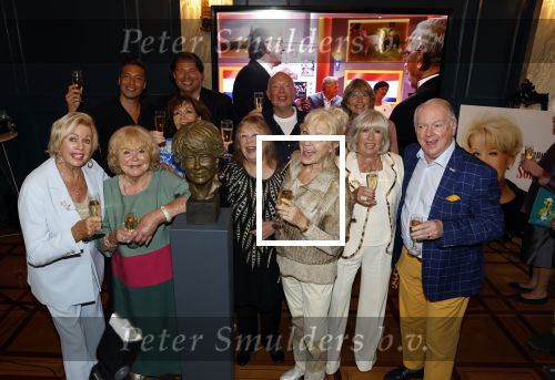 Den Haag 2 september 2022
Onthulling beeld Anneke Gronloh in de schouwburg van Den Haag . Ria Valk Tineke de Nooij Conny Vink Willeke Alberti Bart Peeters Sjors v d Panne Ronnie Tober en Wieteke v Dort