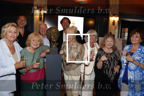 Den Haag 2 september 2022
Onthulling beeld Anneke Gronloh in de schouwburg van Den Haag . Ria Valk Tineke de Nooij Conny Vink Willeke Alberti Bart Peeters Sjors v d Panne Ronnie Tober en Wieteke v Dort