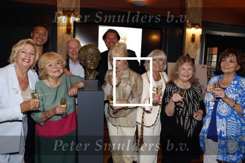 Den Haag 2 september 2022
Onthulling beeld Anneke Gronloh in de schouwburg van Den Haag . Ria Valk Tineke de Nooij Conny Vink Willeke Alberti Bart Peeters Sjors v d Panne Ronnie Tober en Wieteke v Dort