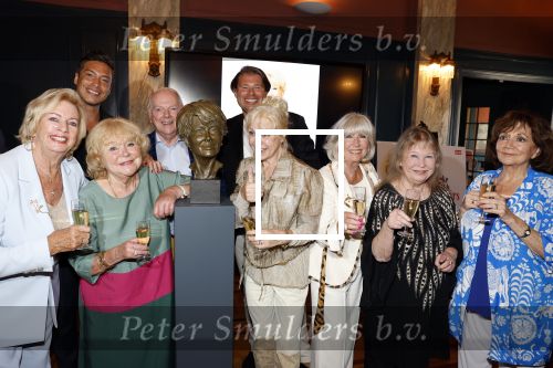 Den Haag 2 september 2022
Onthulling beeld Anneke Gronloh in de schouwburg van Den Haag . Ria Valk Tineke de Nooij Conny Vink Willeke Alberti Bart Peeters Sjors v d Panne Ronnie Tober en Wieteke v Dort