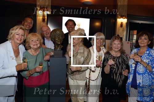 Den Haag 2 september 2022
Onthulling beeld Anneke Gronloh in de schouwburg van Den Haag . Ria Valk Tineke de Nooij Conny Vink Willeke Alberti Bart Peeters Sjors v d Panne Ronnie Tober en Wieteke v Dort