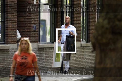Amsterdam 21 augustus 2022
Astrid Joosten en haar man Rob Peters arriveren met boodschappen bij hun huis in Amsterdam zuid