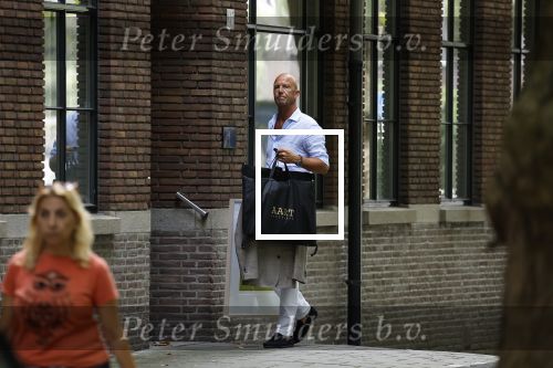 Amsterdam 21 augustus 2022
Astrid Joosten en haar man Rob Peters arriveren met boodschappen bij hun huis in Amsterdam zuid