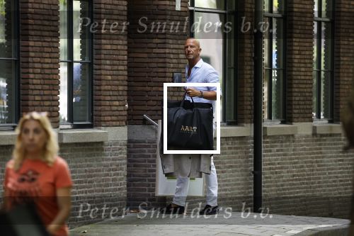 Amsterdam 21 augustus 2022
Astrid Joosten en haar man Rob Peters arriveren met boodschappen bij hun huis in Amsterdam zuid