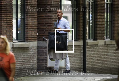 Amsterdam 21 augustus 2022
Astrid Joosten en haar man Rob Peters arriveren met boodschappen bij hun huis in Amsterdam zuid