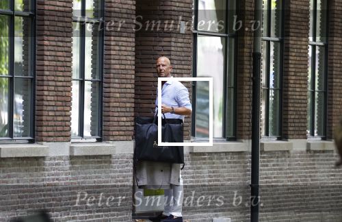 Amsterdam 21 augustus 2022
Astrid Joosten en haar man Rob Peters arriveren met boodschappen bij hun huis in Amsterdam zuid