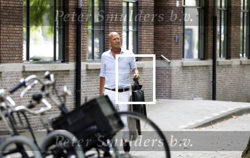 Amsterdam 21 augustus 2022
Astrid Joosten en haar man Rob Peters arriveren met boodschappen bij hun huis in Amsterdam zuid