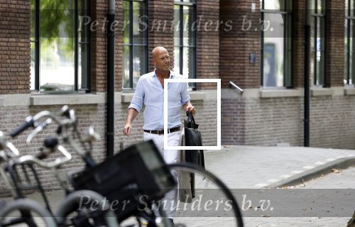 Amsterdam 21 augustus 2022
Astrid Joosten en haar man Rob Peters arriveren met boodschappen bij hun huis in Amsterdam zuid