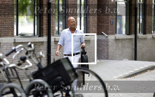 Amsterdam 21 augustus 2022
Astrid Joosten en haar man Rob Peters arriveren met boodschappen bij hun huis in Amsterdam zuid