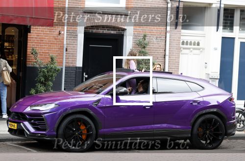Amsterdam 10 september 2022
Robert Doornbos met vriendin Chantal Bles en kinderen in paarse Lamborgini Urus