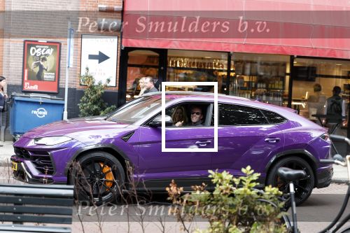 Amsterdam 10 september 2022
Robert Doornbos met vriendin Chantal Bles en kinderen in paarse Lamborgini Urus
