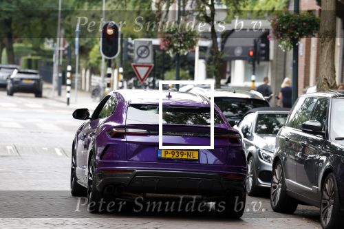 Amsterdam 10 september 2022
Robert Doornbos met vriendin Chantal Bles en kinderen in paarse Lamborgini Urus