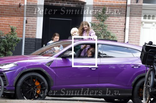 Amsterdam 10 september 2022
Robert Doornbos met vriendin Chantal Bles en kinderen in paarse Lamborgini Urus