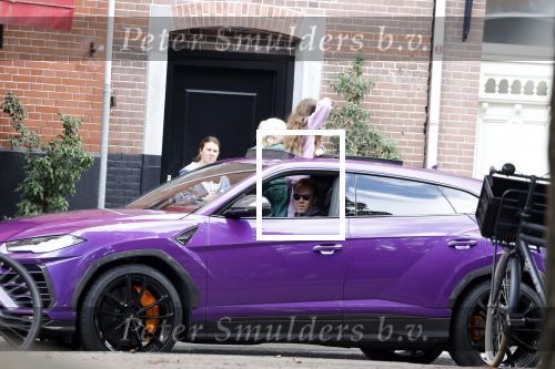 Amsterdam 10 september 2022
Robert Doornbos met vriendin Chantal Bles en kinderen in paarse Lamborgini Urus