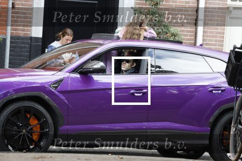 Amsterdam 10 september 2022
Robert Doornbos met vriendin Chantal Bles en kinderen in paarse Lamborgini Urus