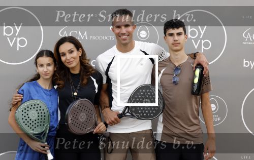 Capelle aan de IJssel 7 september 2022
Presentatie kleinglijn voor Padel van Robin van Persie en zijn vrouw Bouchra v Persie. Robin met zijn vrouw Bouchra zoon Shaqueel en Dina Layla