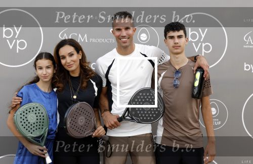 Capelle aan de IJssel 7 september 2022
Presentatie kleinglijn voor Padel van Robin van Persie en zijn vrouw Bouchra v Persie. Robin met zijn vrouw Bouchra zoon Shaqueel en Dina Layla