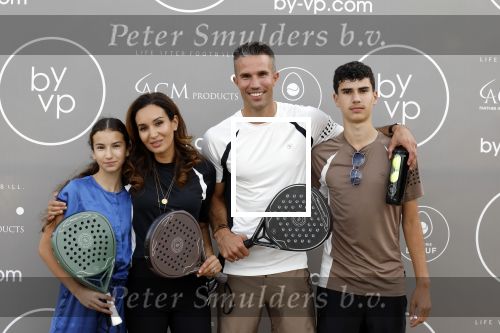 Capelle aan de IJssel 7 september 2022
Presentatie kleinglijn voor Padel van Robin van Persie en zijn vrouw Bouchra v Persie. Robin met zijn vrouw Bouchra zoon Shaqueel en Dina Layla
