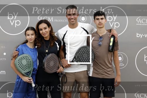 Capelle aan de IJssel 7 september 2022
Presentatie kleinglijn voor Padel van Robin van Persie en zijn vrouw Bouchra v Persie. Robin met zijn vrouw Bouchra zoon Shaqueel en Dina Layla