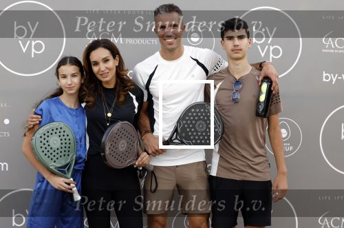 Capelle aan de IJssel 7 september 2022
Presentatie kleinglijn voor Padel van Robin van Persie en zijn vrouw Bouchra v Persie. Robin met zijn vrouw Bouchra zoon Shaqueel en Dina Layla