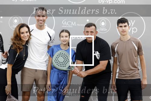 Capelle aan de IJssel 7 september 2022
Presentatie kleinglijn voor Padel van Robin van Persie en zijn vrouw Bouchra v Persie. Robin met zijn vrouw Bouchra zoon Shaqueel Dina Layla en Najib Amhali