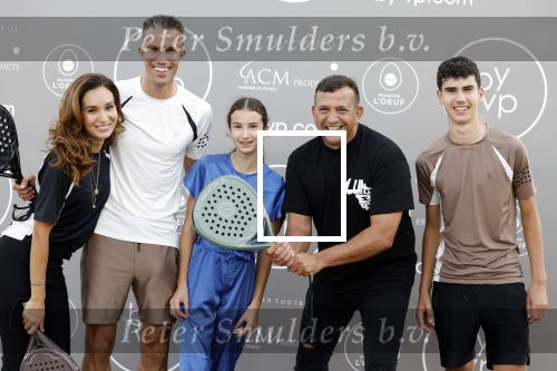 Capelle aan de IJssel 7 september 2022
Presentatie kleinglijn voor Padel van Robin van Persie en zijn vrouw Bouchra v Persie. Robin met zijn vrouw Bouchra zoon Shaqueel Dina Layla en Najib Amhali
