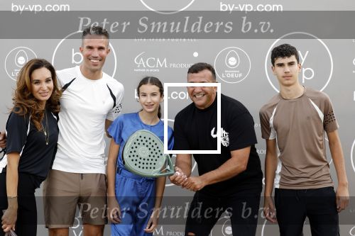 Capelle aan de IJssel 7 september 2022
Presentatie kleinglijn voor Padel van Robin van Persie en zijn vrouw Bouchra v Persie. Robin met zijn vrouw Bouchra zoon Shaqueel Dina Layla en Najib Amhali